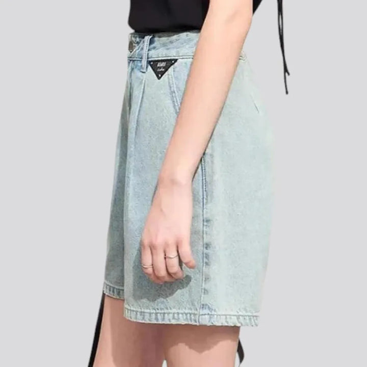 Pleated waistline light wash women's denim shorts