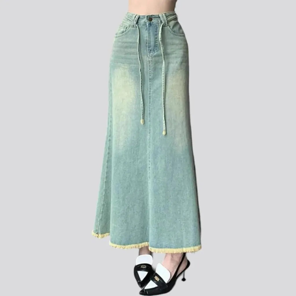 Light-wash women's jean skirt