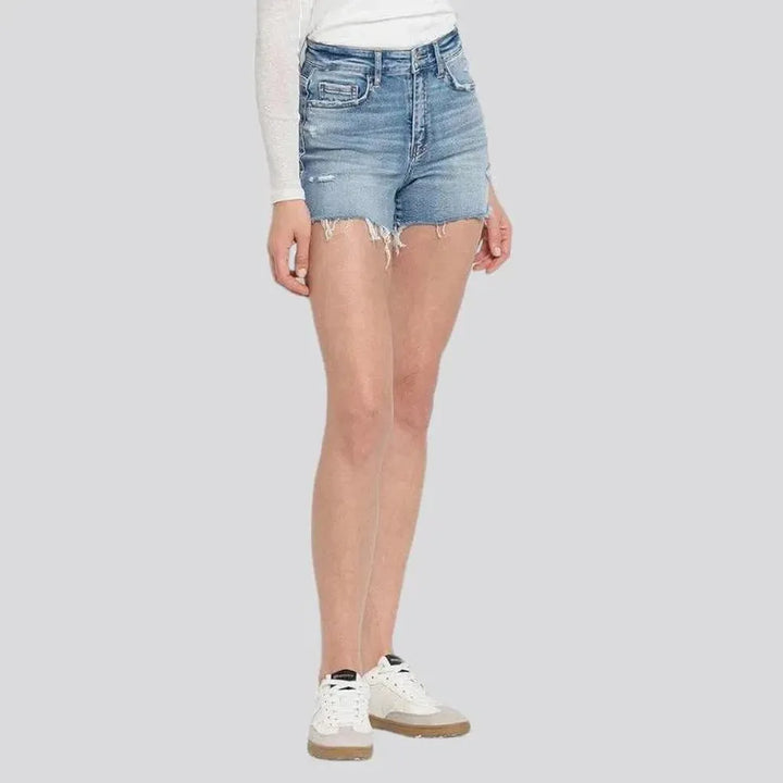 Frayed-hem light-wash denim shorts for ladies