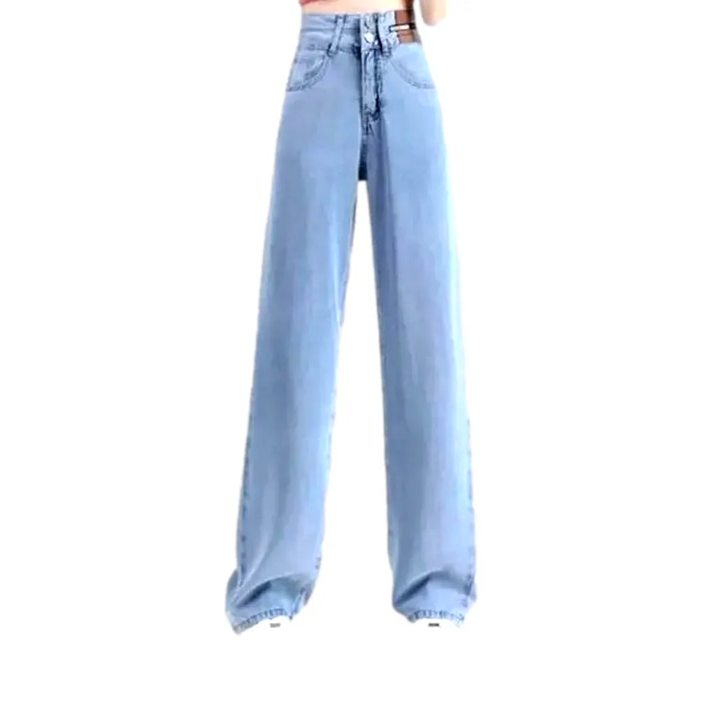 Floor-length stonewashed jeans